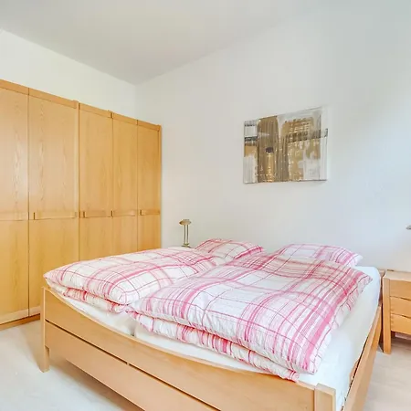 Mit Grosser Gemeinschaftsterrasse